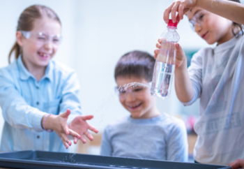 Kinder experimentieren mit Wasser