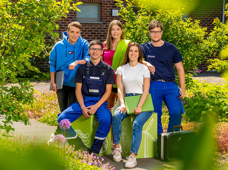 Mehrere junge Personen stehen zusammen