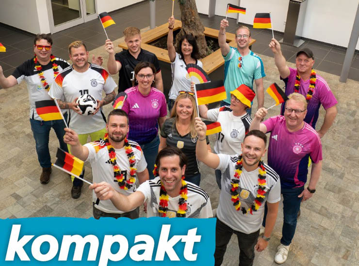 Mehrere Personen jubeln in Fankleidung