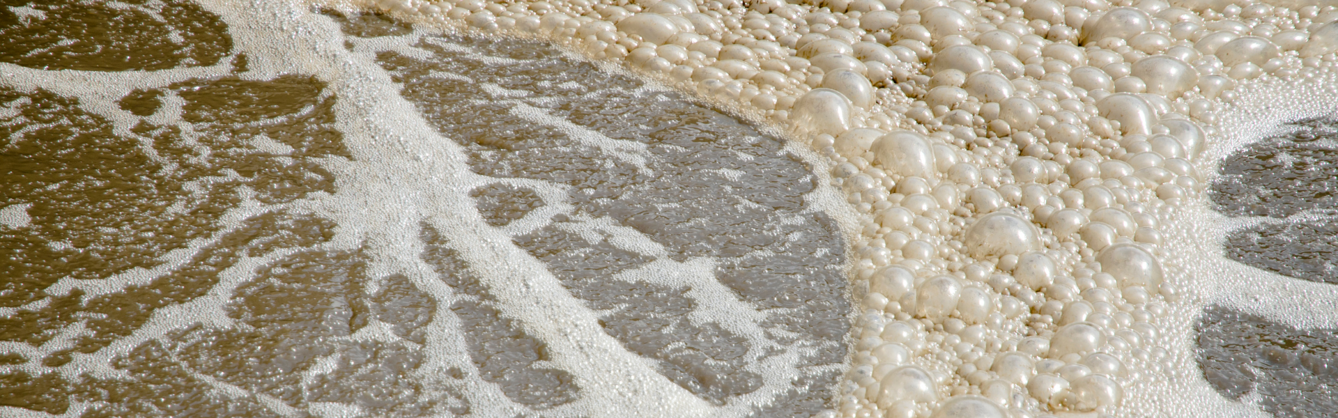 Schäumendes Abwasser auf dem Boden