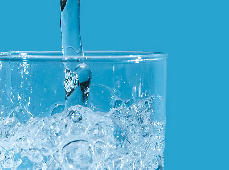 Wasser fließt ins Glas