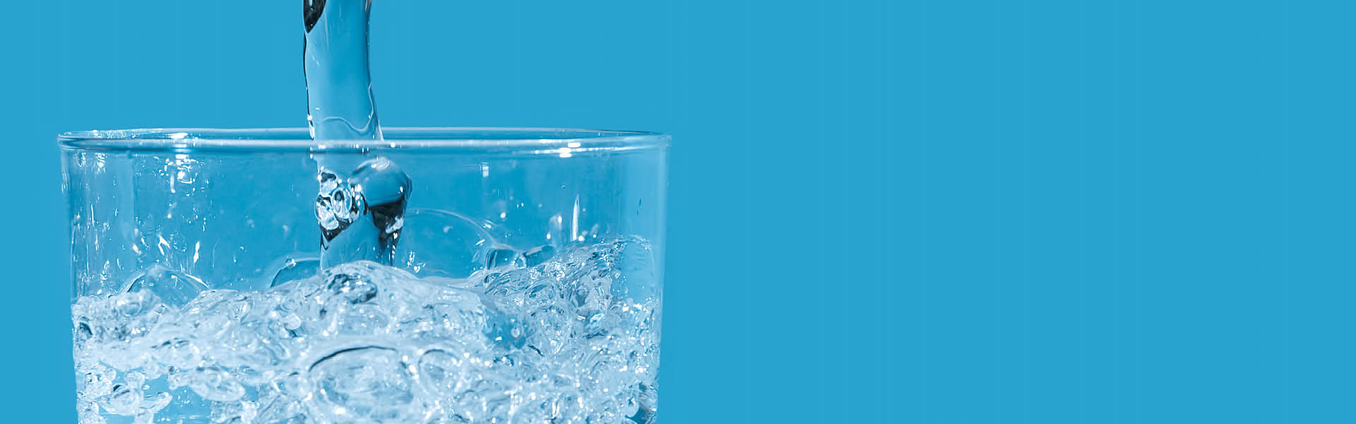 Wasser fließt in ein Glas