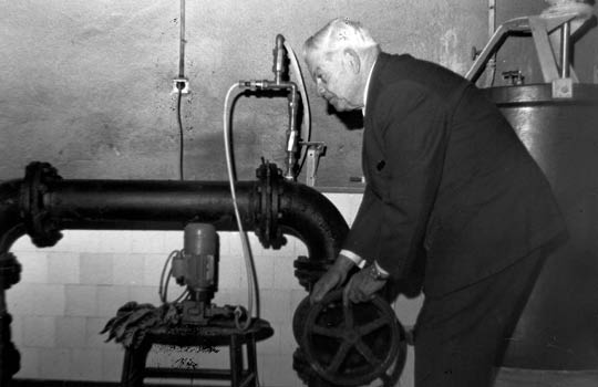 Friedrich Evermann nimmt das Wasserwerk Bentheim vom Netz.