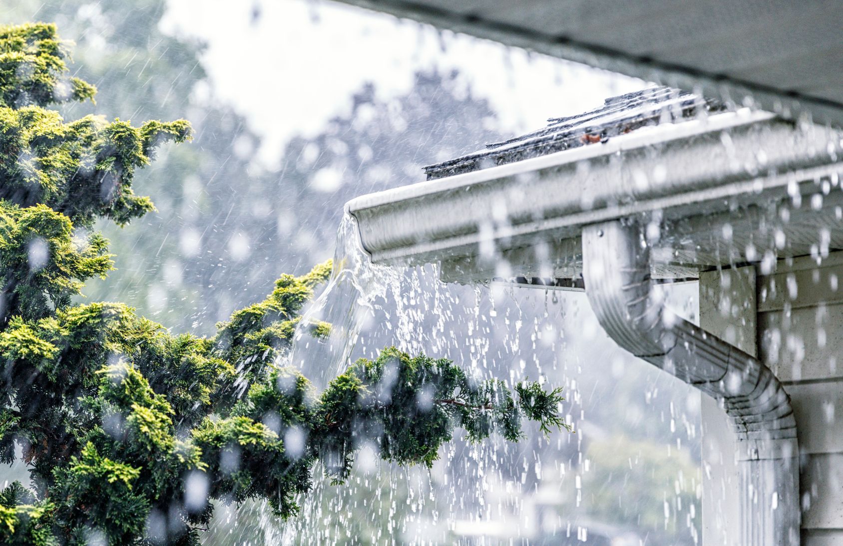 Regen fällt auf ein Dach